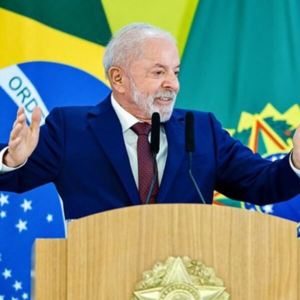 Lula afirma que vai vetar o PL da Dosimetria, que reduz penas de condenados pelos atos golpistas de 8 de janeiro, e diz que crimes contra a democracia devem ser punidos.