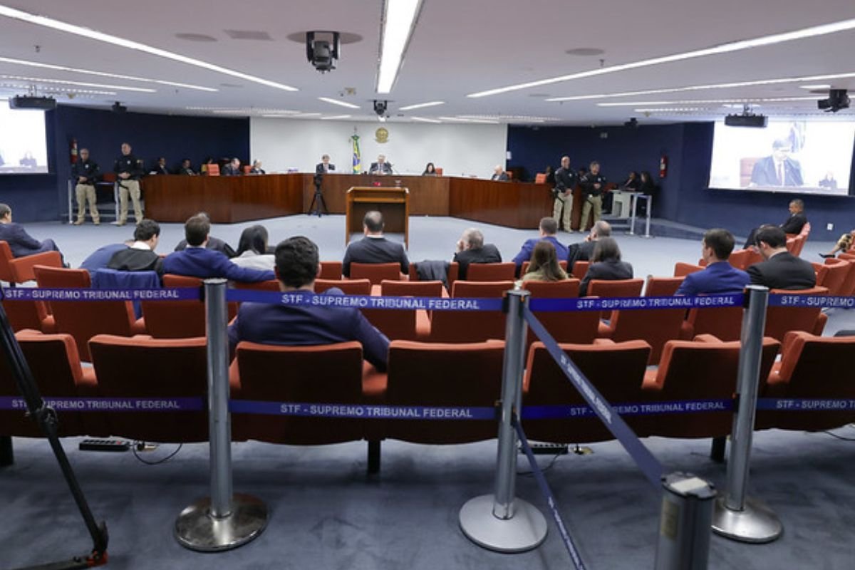 A PGR defendeu no STF a condenação de seis réus do Núcleo 2 da tentativa de golpe, acusados de monitorar autoridades e planejar ações violentas.