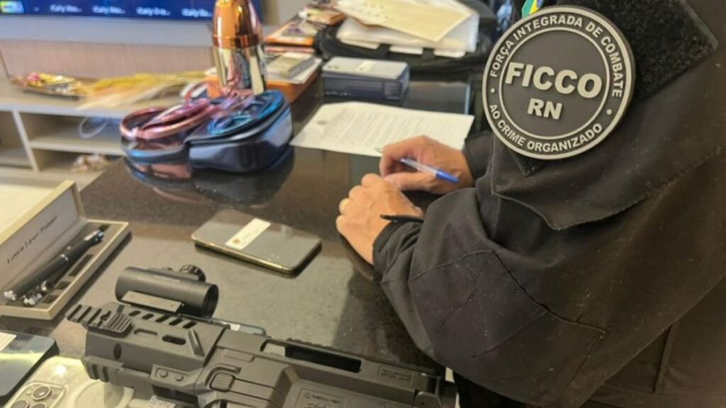 FICCO/RN cumpre mandados em operação Treme Tudo contra núcleo estratégico de organização criminosa, investigado por homicídios, tráfico e lavagem de capitais.