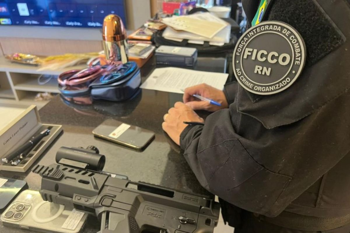 FICCO/RN cumpre mandados em operação Treme Tudo contra núcleo estratégico de organização criminosa, investigado por homicídios, tráfico e lavagem de capitais.