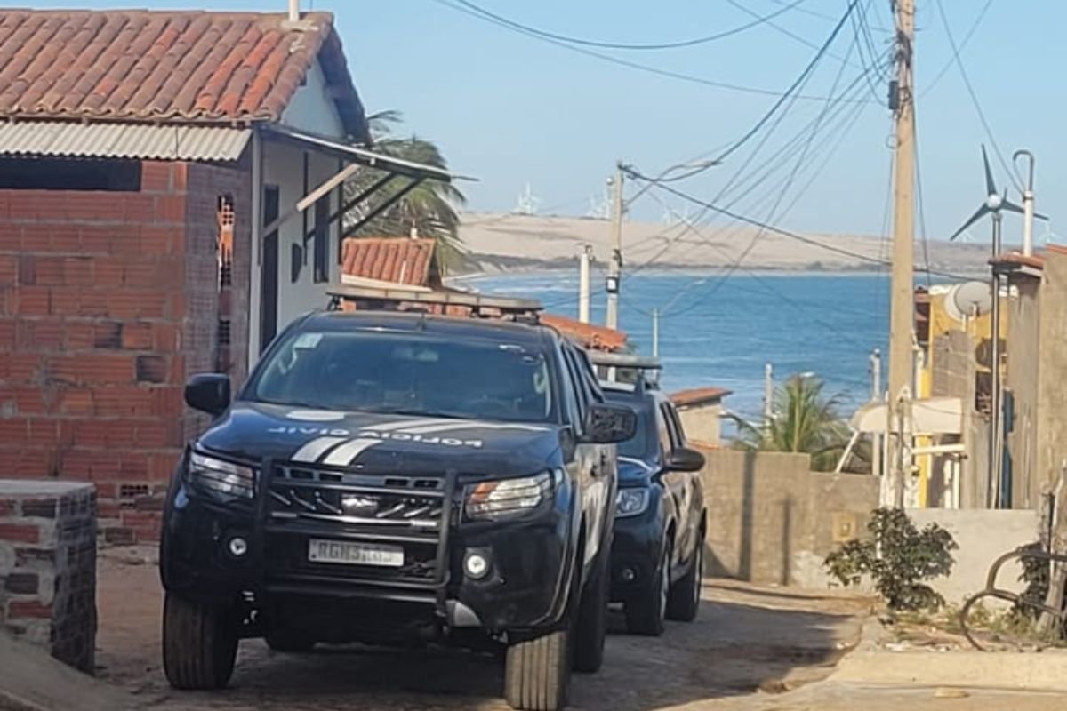 A Operação Irmãos Coragem combate golpes digitais em Areia Branca e cumpre mandados contra família investigada por estelionatos online.