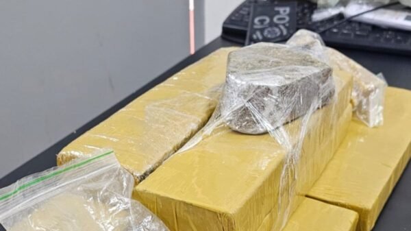 A Operação em Parelhas deteve um casal e apreendeu vários quilos de drogas nesta quarta (3). A ação conjunta da PM e PC reforça o combate ao tráfico.