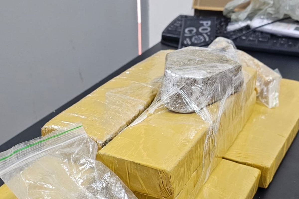 A Operação em Parelhas deteve um casal e apreendeu vários quilos de drogas nesta quarta (3). A ação conjunta da PM e PC reforça o combate ao tráfico.