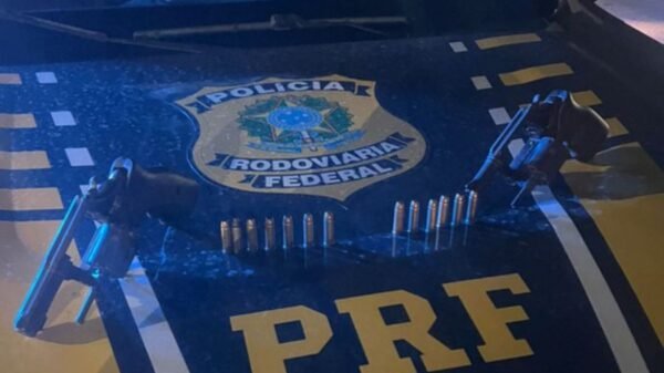PRF prende dupla que mantinha motorista refém na BR-226 em Natal. Revólveres e munições foram apreendidos durante a Operação Território Seguro.