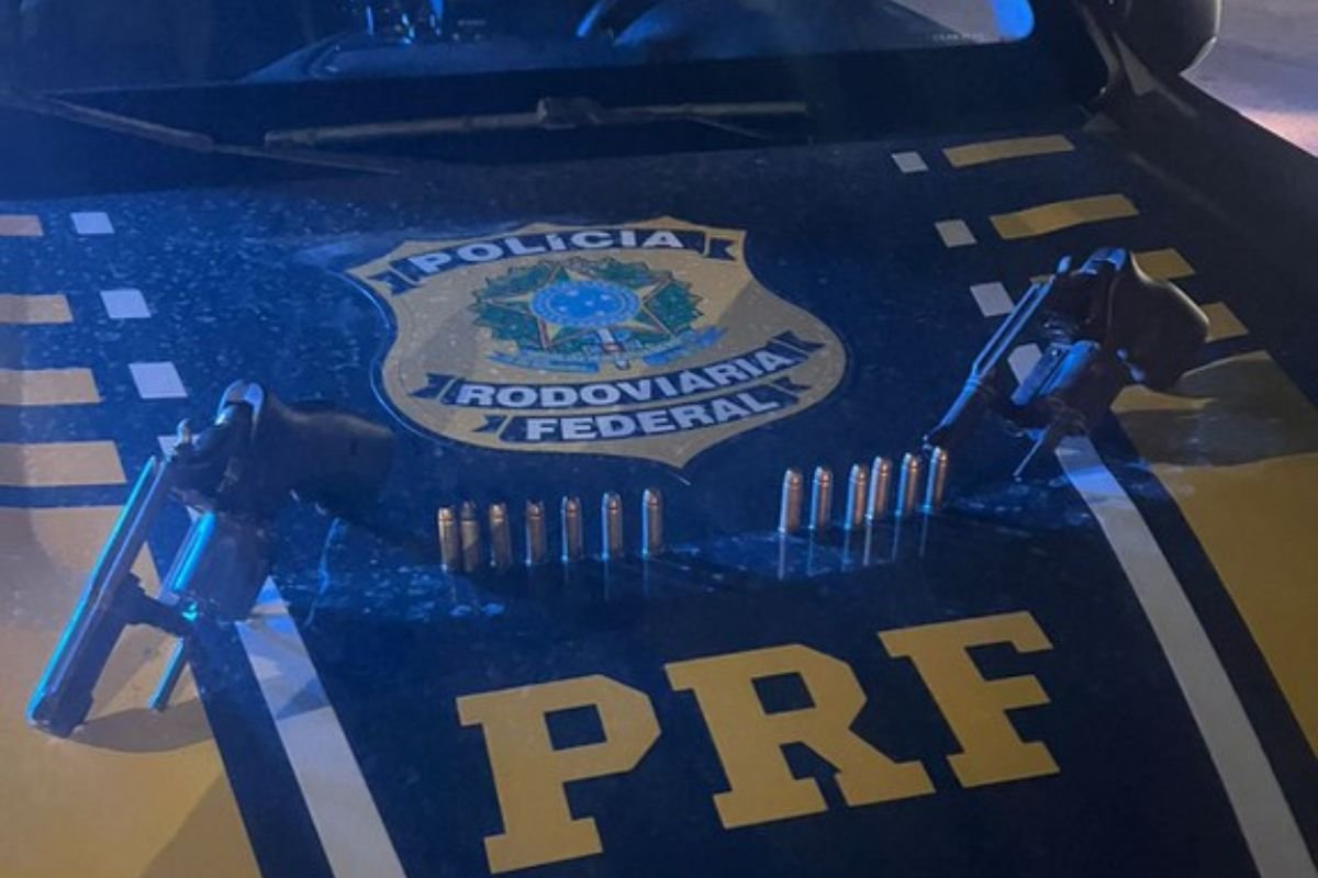 PRF prende dupla que mantinha motorista refém na BR-226 em Natal. Revólveres e munições foram apreendidos durante a Operação Território Seguro.