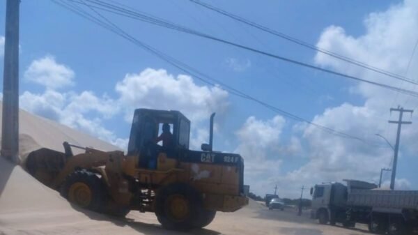DER-RN retoma a retirada de areia na RN-305, acesso à praia de Pitangui, em Extremoz, para garantir segurança e melhores condições de tráfego.