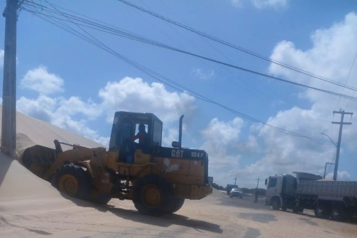 DER-RN retoma a retirada de areia na RN-305, acesso à praia de Pitangui, em Extremoz, para garantir segurança e melhores condições de tráfego.