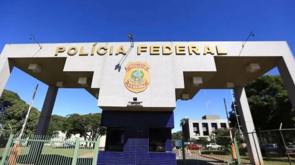 Alexandre de Moraes autoriza Jair Bolsonaro a fazer fisioterapia na prisão, receber cartas e ter visitas regulares de Michelle Bolsonaro.