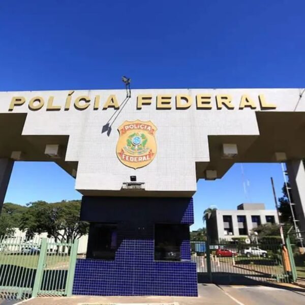 Alexandre de Moraes autoriza Jair Bolsonaro a fazer fisioterapia na prisão, receber cartas e ter visitas regulares de Michelle Bolsonaro.