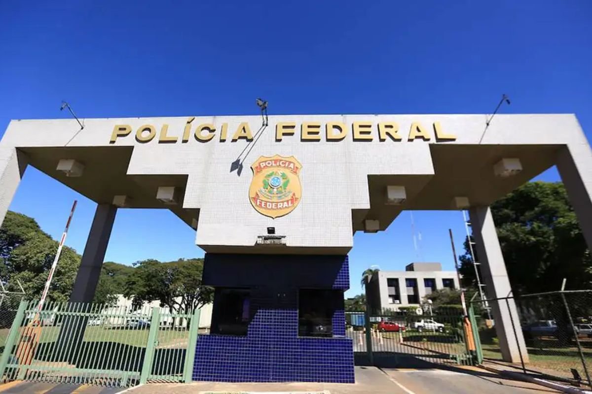 Alexandre de Moraes autoriza Jair Bolsonaro a fazer fisioterapia na prisão, receber cartas e ter visitas regulares de Michelle Bolsonaro.