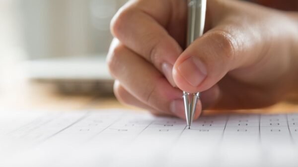 Governo do RN publica edital de concurso para Auditor Fiscal da Sefaz com 50 vagas, salário inicial de R$ 13,2 mil e provas em 2026.