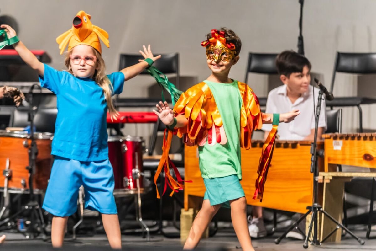 Sesc RN realiza espetáculo com 951 alunos e entrega 350 óculos gratuitamente, unindo educação, cultura, saúde e preservação ambiental.