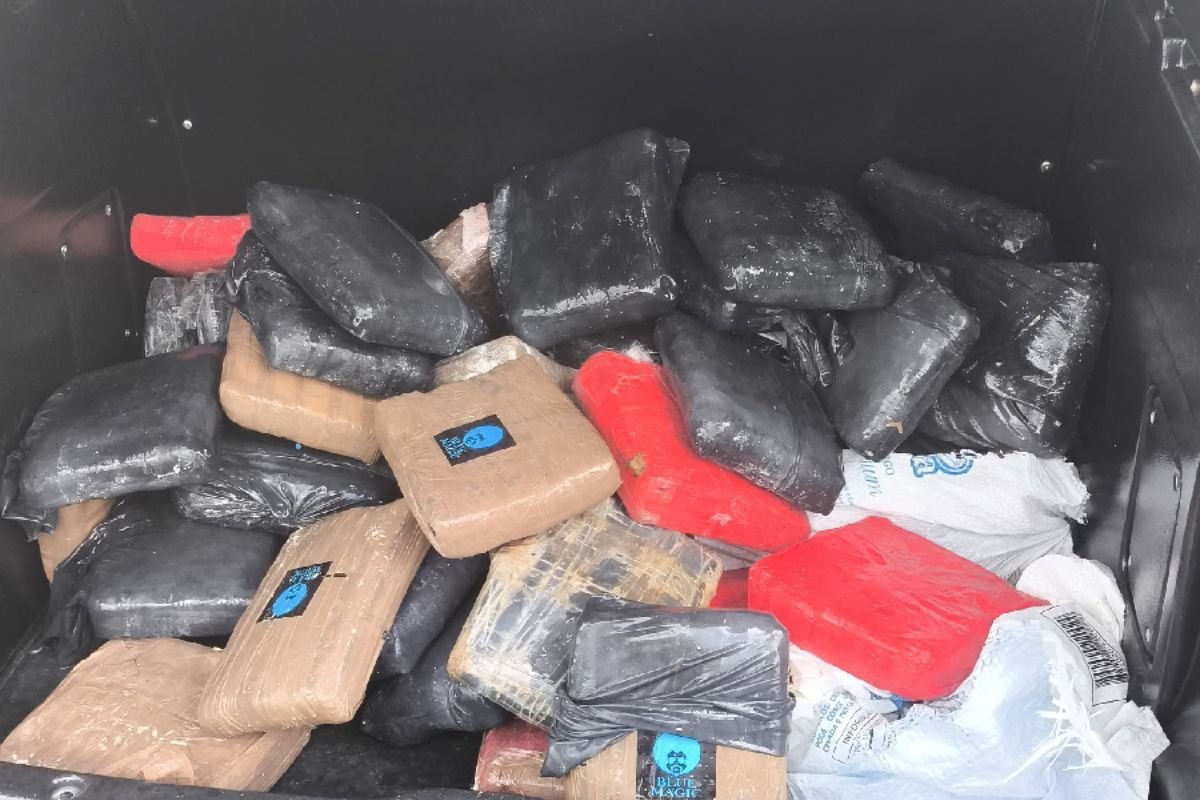 A PM apreendeu 50 tabletes de maconha no porta-malas de um Ford Ka durante barreira na BR-101, na divisa entre RN e PB. Motorista foi preso em flagrante.