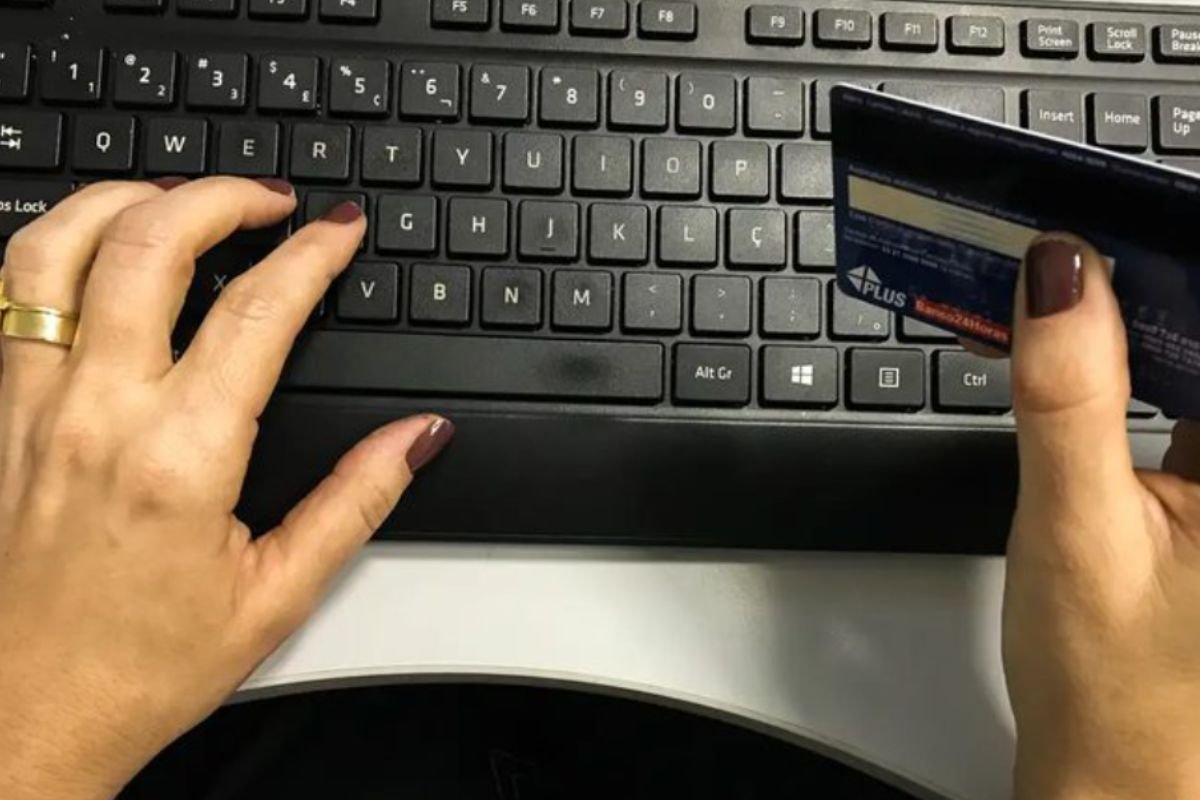 Receita Federal desmente fake news sobre taxação de transações acima de R$ 5 mil e alerta para golpes e pânico financeiro.