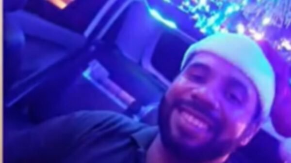 Motorista decora carro em Natal com tema natalino, incluindo árvore e luzes. Ideia surgiu após tentativas de assalto e virou tradição entre os passageiros.