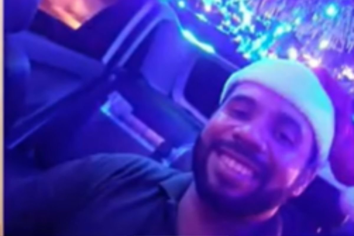 Motorista decora carro em Natal com tema natalino, incluindo árvore e luzes. Ideia surgiu após tentativas de assalto e virou tradição entre os passageiros.