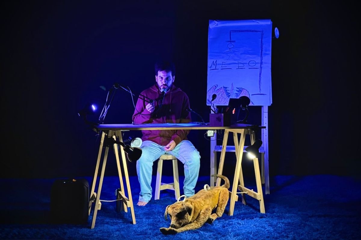 Um Depoimento Real em Natal terá sessões gratuitas dia 12/12 na Pinacoteca. Espetáculo com José Neto Barbosa trata do abuso infantil com sensibilidade.