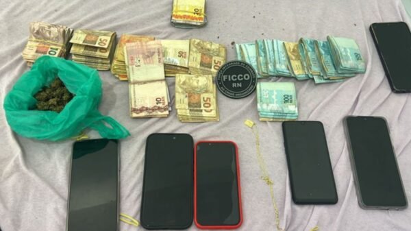 FICCO prende integrante de facção no RN suspeito de seis homicídios em 2025. Operação apreendeu dinheiro, drogas, celulares e veículo.
