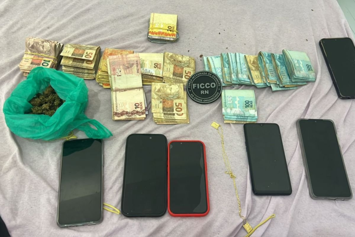 FICCO prende integrante de facção no RN suspeito de seis homicídios em 2025. Operação apreendeu dinheiro, drogas, celulares e veículo.