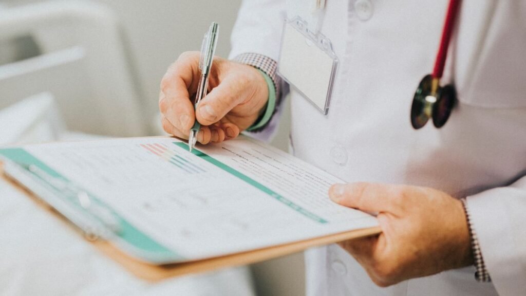 O Conselho Federal de Medicina esclarece que atestados médicos em papel continuam válidos e que versão digital será apenas complementar.