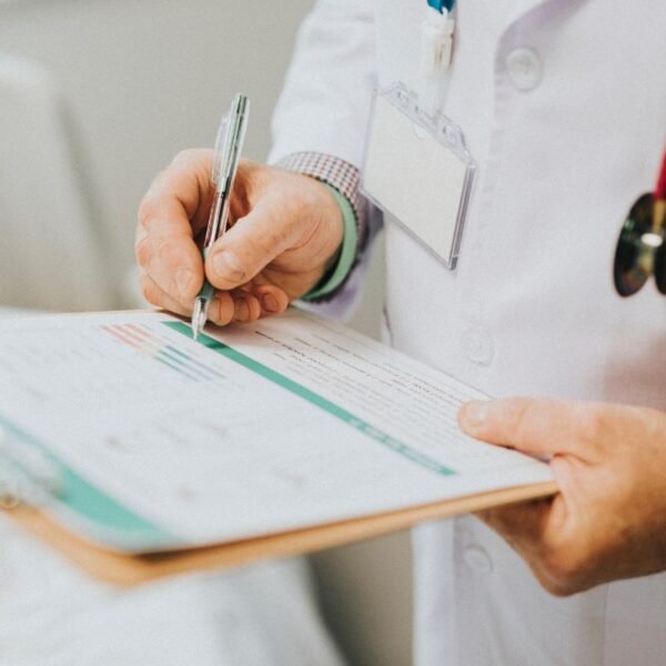 O Conselho Federal de Medicina esclarece que atestados médicos em papel continuam válidos e que versão digital será apenas complementar.