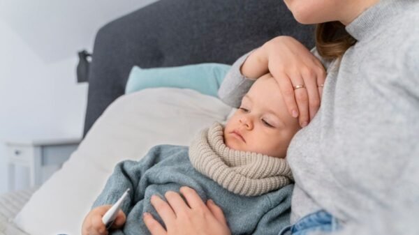 Pediatra alerta para gravidade da bronquiolite em bebês e reforça prevenção, enquanto RN recebe o primeiro lote da vacina contra o vírus sincicial respiratório.