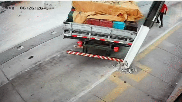 caminhão colide em poste e foge sem prestar atendimento