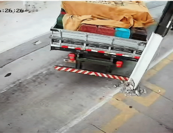 caminhão colide em poste e foge sem prestar atendimento