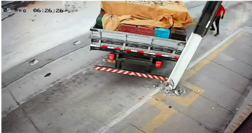caminhão colide em poste e foge sem prestar atendimento