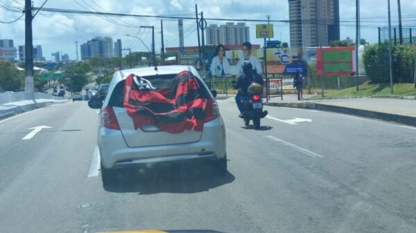 PRF flagra motorista com placa encoberta na BR-101, em Natal. Veículo estava com licenciamento vencido e foi removido ao pátio.
