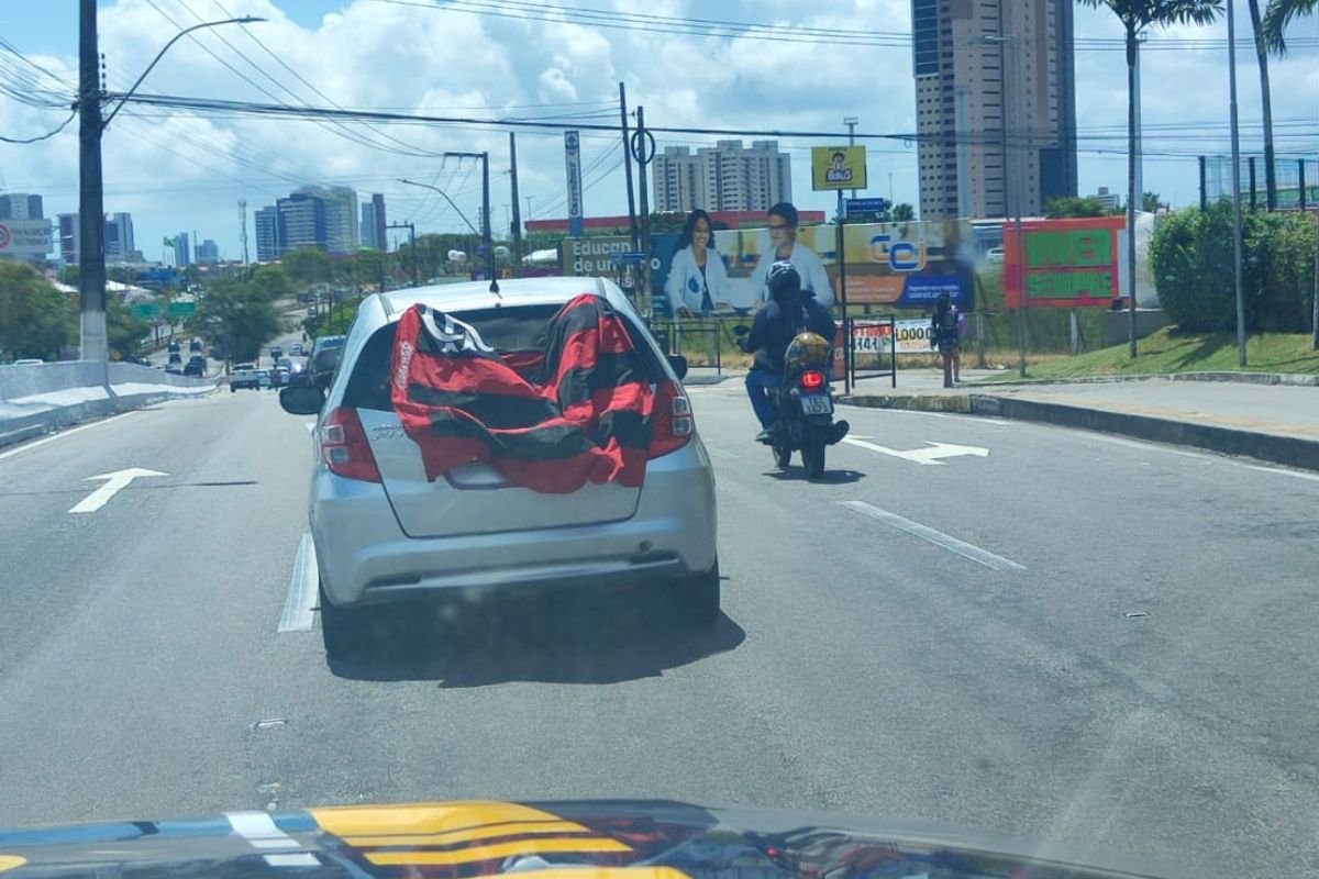 PRF flagra motorista com placa encoberta na BR-101, em Natal. Veículo estava com licenciamento vencido e foi removido ao pátio.
