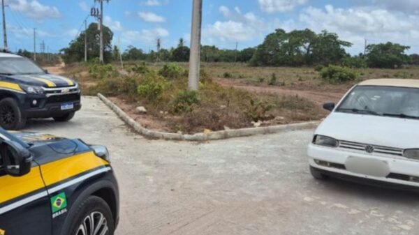 PRF recupera veículo roubado com placa falsa na BR-406, em São Gonçalo do Amarante. Condutor foi preso e levado à Polícia Civil.