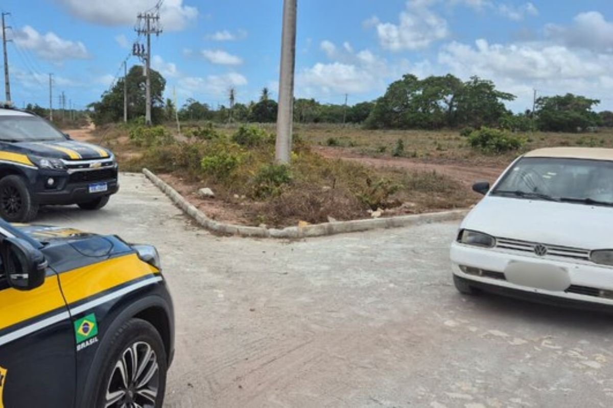 PRF recupera veículo roubado com placa falsa na BR-406, em São Gonçalo do Amarante. Condutor foi preso e levado à Polícia Civil.