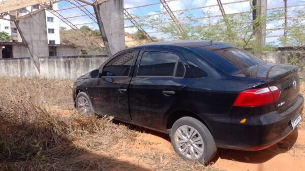 O veículo do policial, modelo Voyage, foi encontrado abandonado em um terreno na manhã desta sexta-feira (12), em Cidade Satélite.