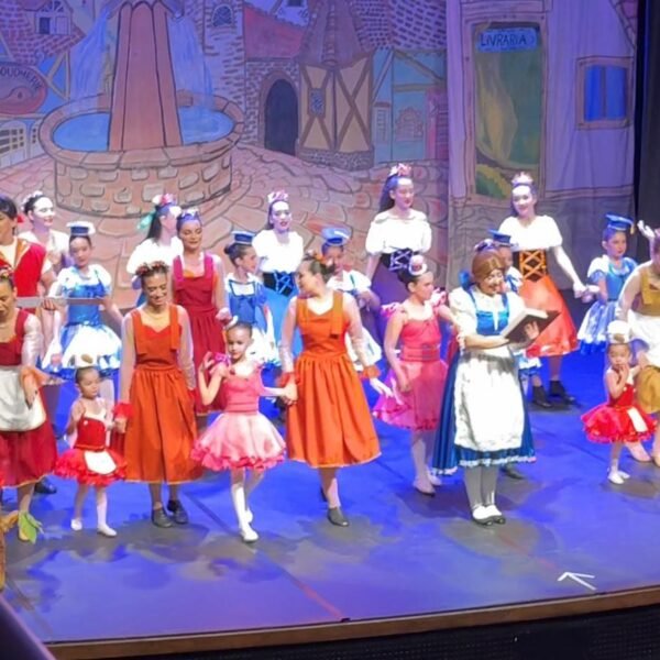 Cia do Movimento em apresentação no Teatro Alberto Maranhão