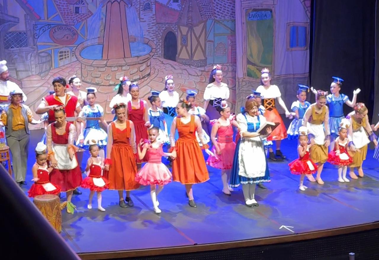 Cia do Movimento em apresentação no Teatro Alberto Maranhão