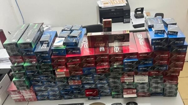 Polícia Militar apreende cigarros contrabandeados durante patrulhamento em Nova Cruz. Suspeitos foram levados à Polícia Federal.