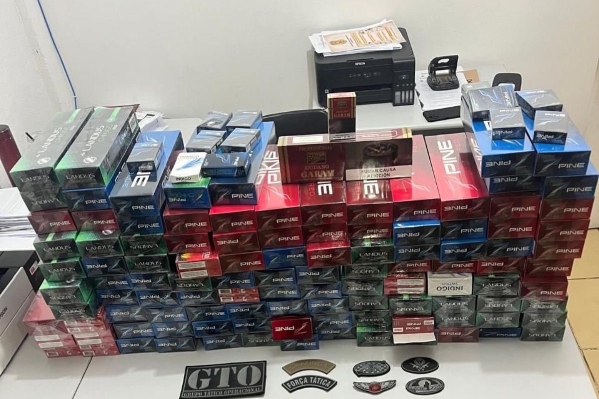 Polícia Militar apreende cigarros contrabandeados durante patrulhamento em Nova Cruz. Suspeitos foram levados à Polícia Federal.