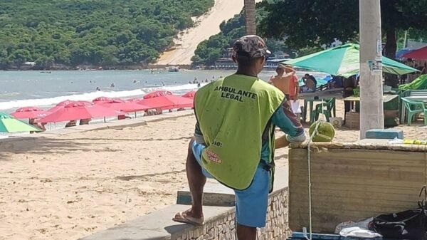 Prefeitura inicia renovação do cadastro dos comerciantes da orla de Ponta Negra. Processo segue até 16 de janeiro e inclui emissão de novo crachá.