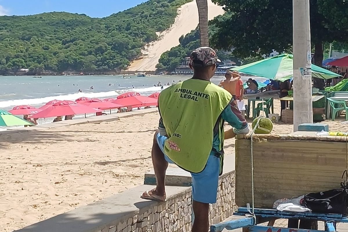 Prefeitura inicia renovação do cadastro dos comerciantes da orla de Ponta Negra. Processo segue até 16 de janeiro e inclui emissão de novo crachá.