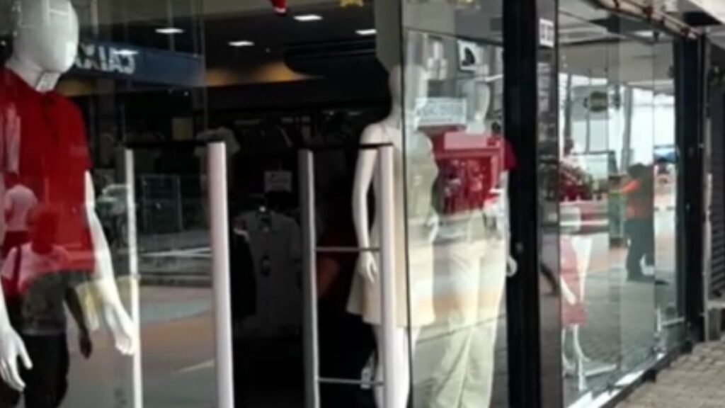 O Natal de Luz e Prêmios 2025 começa em 10 de dezembro e oferece carro, caminhão de prêmios e smartphones para quem comprar nas lojas participantes.