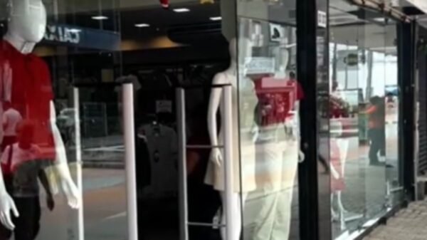 O Natal de Luz e Prêmios 2025 começa em 10 de dezembro e oferece carro, caminhão de prêmios e smartphones para quem comprar nas lojas participantes.