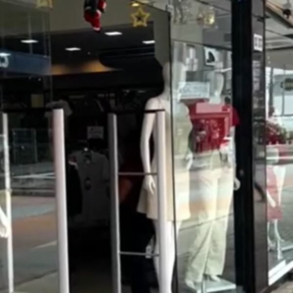 O Natal de Luz e Prêmios 2025 começa em 10 de dezembro e oferece carro, caminhão de prêmios e smartphones para quem comprar nas lojas participantes.