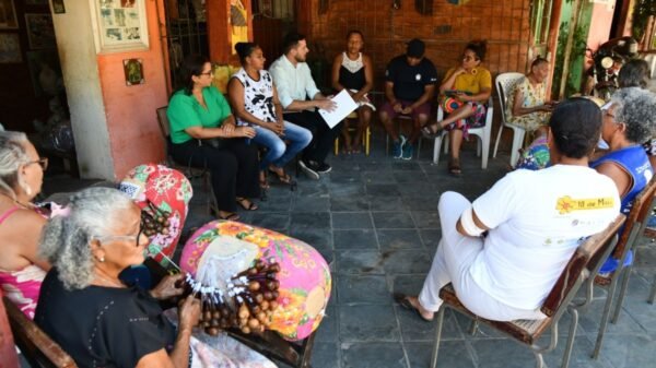 Pescadores e rendeiras de Ponta Negra participam de reunião da Prefeitura para contribuir com o projeto de reurbanização e paisagismo da orla.