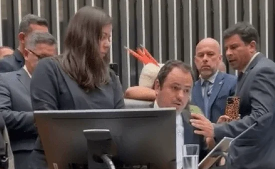 Deputado Glauber Braga ocupa a cadeira do Presidente da Câmara.