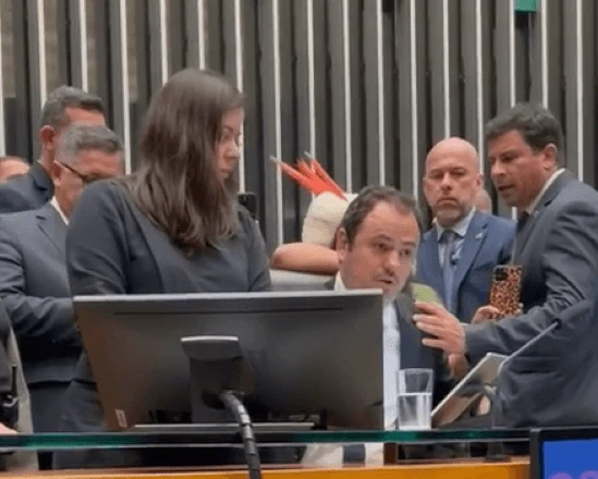 Deputado Glauber Braga ocupa a cadeira do Presidente da Câmara.