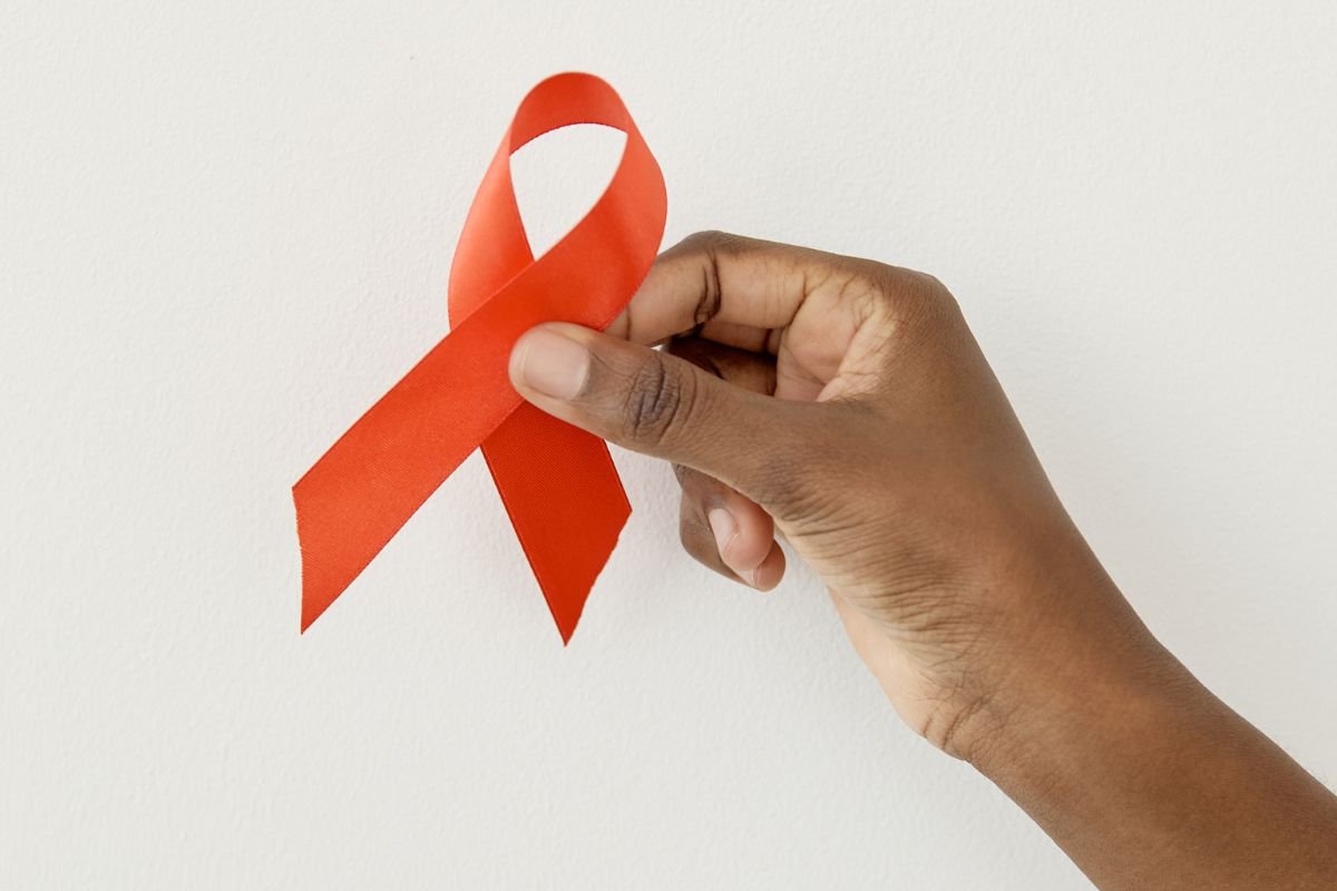 O Dezembro Laranja reforça sinais de alerta, prevenção e avanços no diagnóstico do câncer de pele no Huol-UFRN, segundo dermatologista Vivianne Lira.