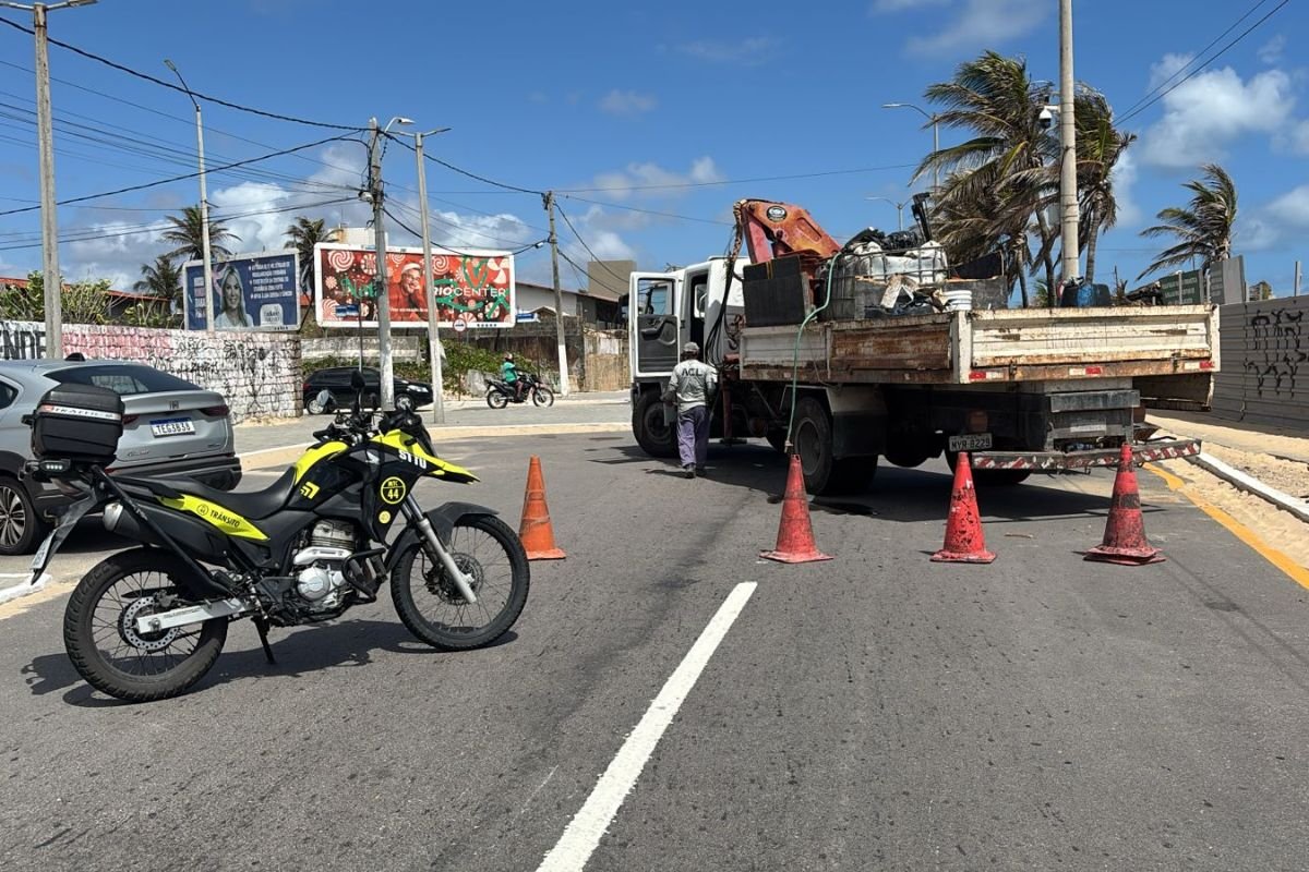 STTU inicia implantação de faixa elevada na Avenida Café Filho, na Praia do Meio, para reforçar a segurança de pedestres.