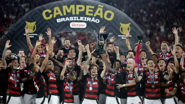 Samuel Lino comemora gol da vitória do Flamengo sobre o Ceará no Maracanã pelo Brasileirão