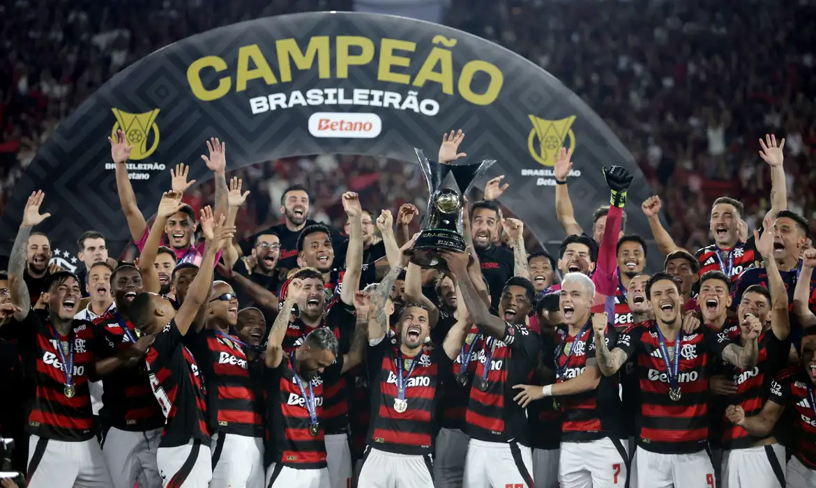 Samuel Lino comemora gol da vitória do Flamengo sobre o Ceará no Maracanã pelo Brasileirão